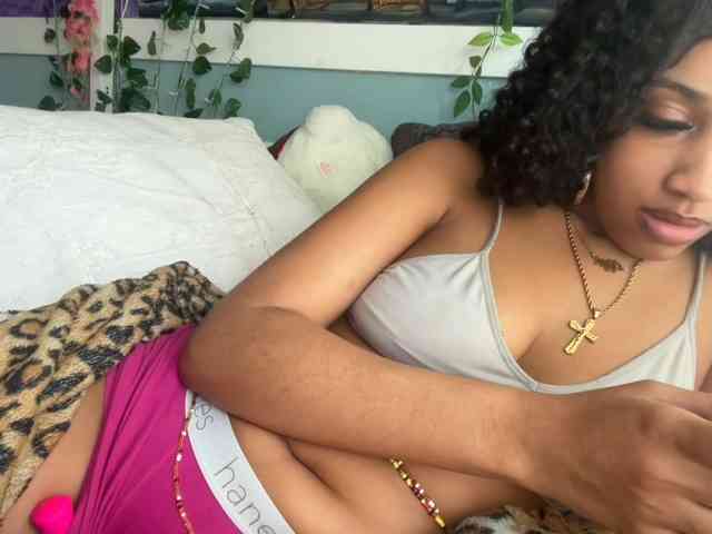 Prettyblackgalll webcam