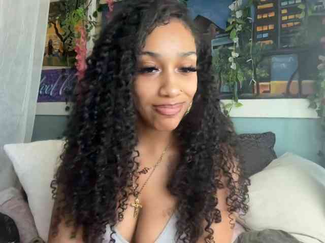 Prettyblackgalll webcam