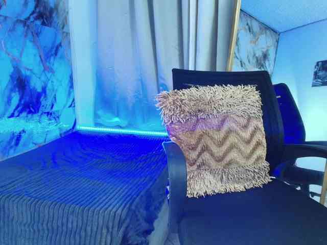 nicole-bigboobs webcam