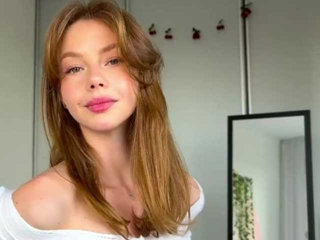 ElliWilson's BongaCams show and profile