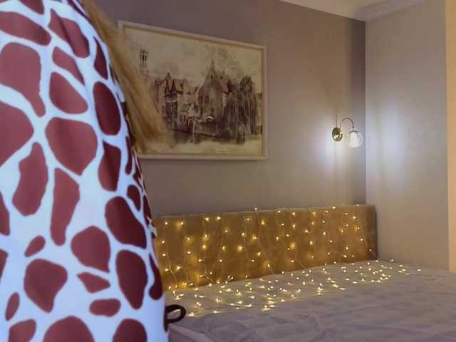 CrystalDiva's BongaCams show and profile