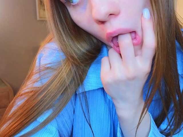 CrystalDiva's BongaCams show and profile