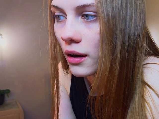 CrystalDiva's BongaCams show and profile