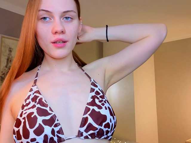 CrystalDiva's BongaCams show and profile