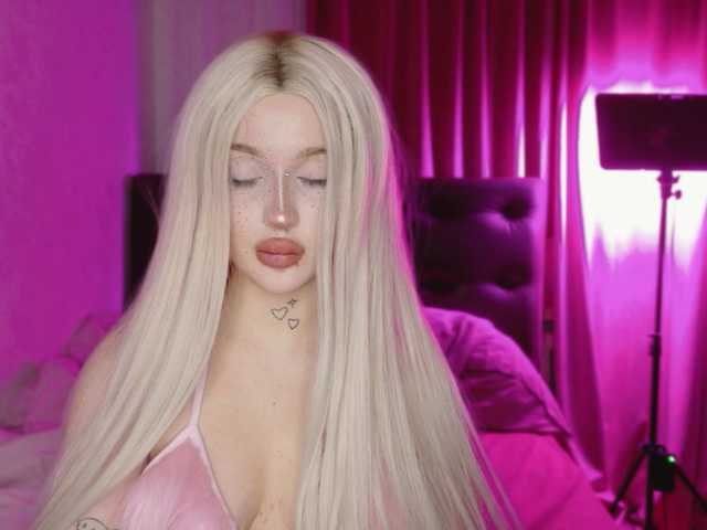 lolykari's BongaCams show and profile