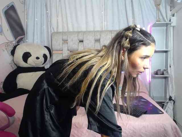 self-destruccion... Live Webcam on BongaCams