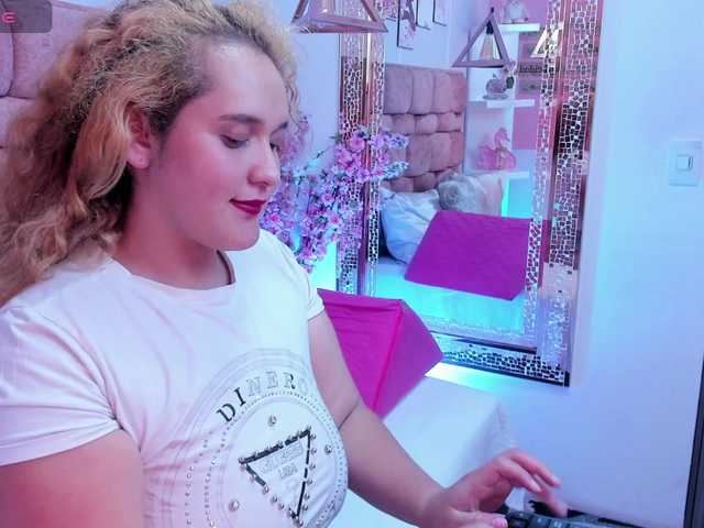 Dulcenoa's BongaCams show and profile