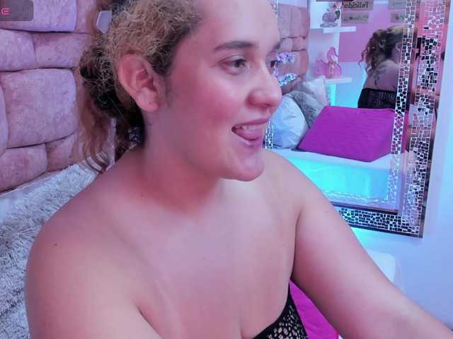 Dulcenoa's BongaCams show and profile