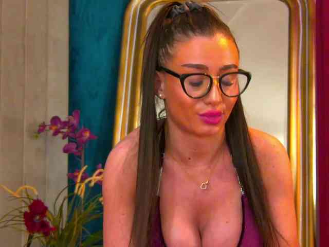 BrunetteBombix webcam