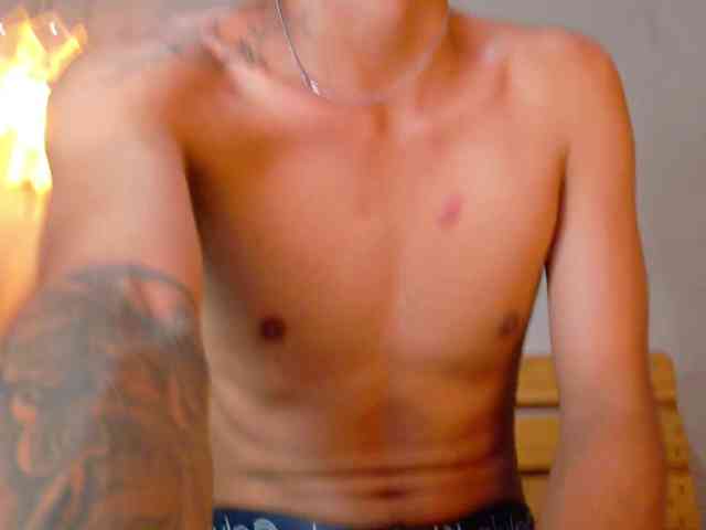 Axel-saenzz Live Webcam on BongaCams