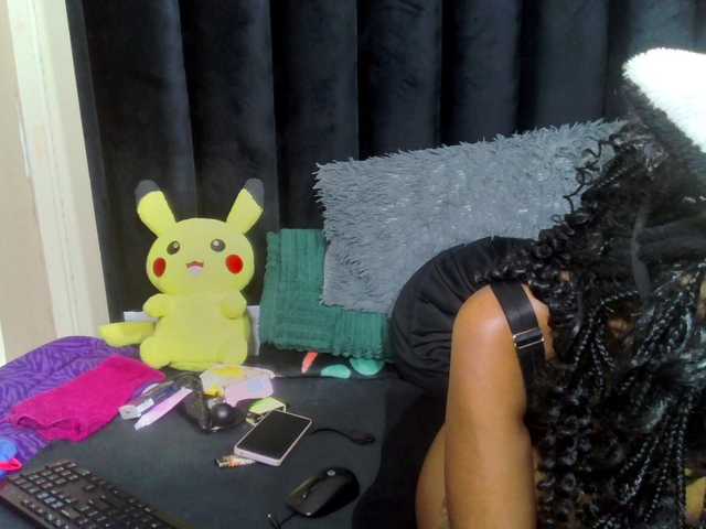 Trixiey8's BongaCams show and profile