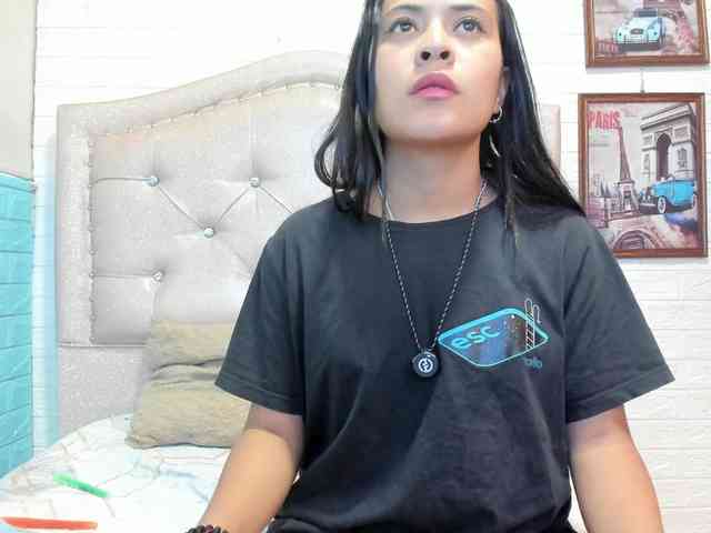 LITTLE-NESSA Live Webcam on BongaCams