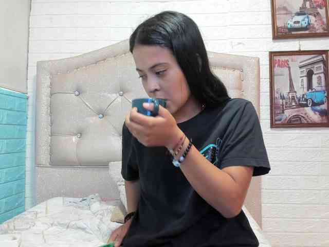 LITTLE-NESSA Live Webcam on BongaCams