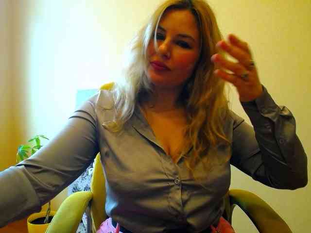 AvaQueen Live Webcam on BongaCams