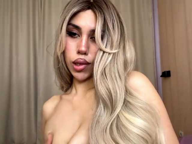 Emmy1221's BongaCams show and profile