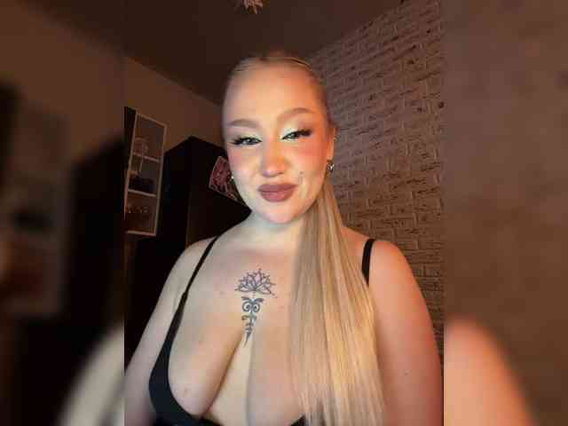 GlamorousBlonde webcam