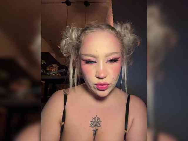 GlamorousBlonde webcam