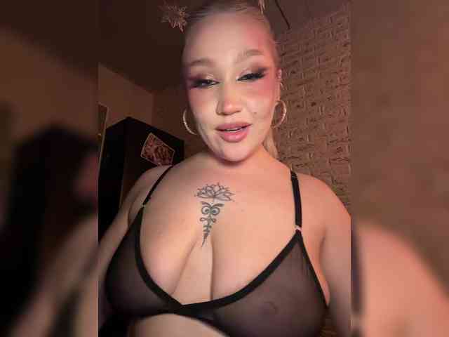 GlamorousBlonde webcam