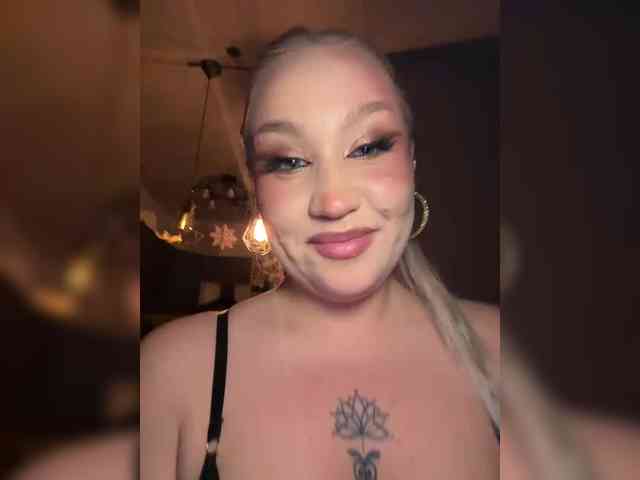 GlamorousBlonde webcam