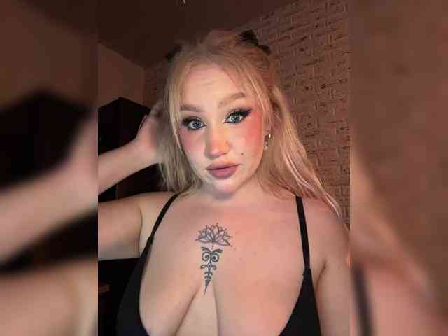 GlamorousBlonde webcam