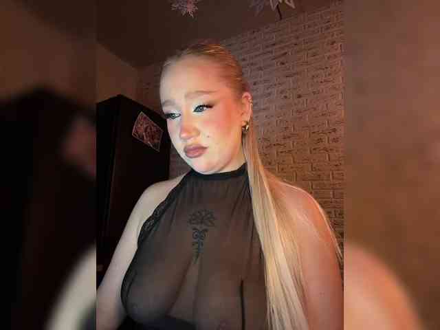 GlamorousBlonde webcam