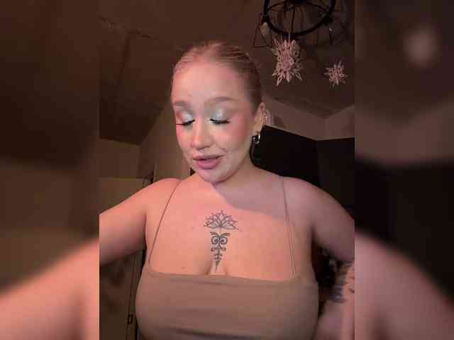 GlamorousBlonde webcam