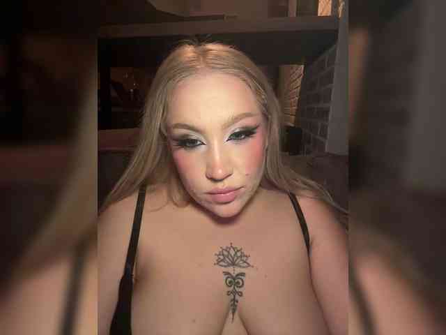 GlamorousBlonde webcam