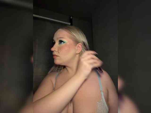 GlamorousBlonde webcam