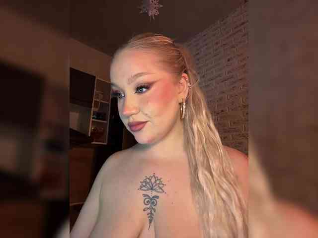 GlamorousBlonde webcam