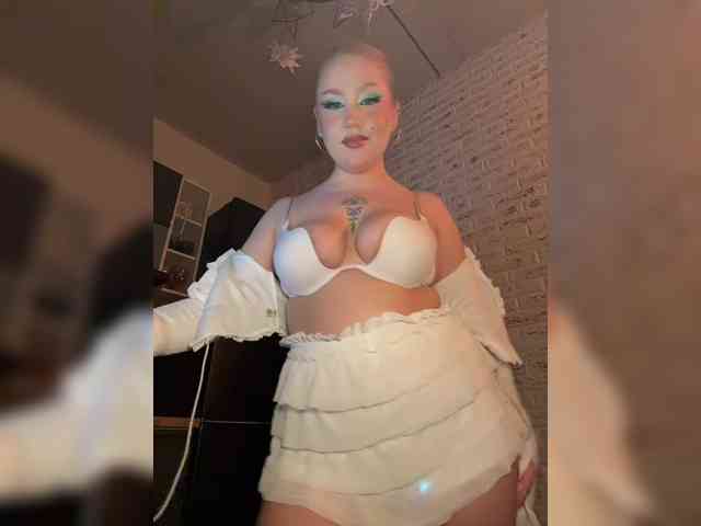 GlamorousBlonde webcam