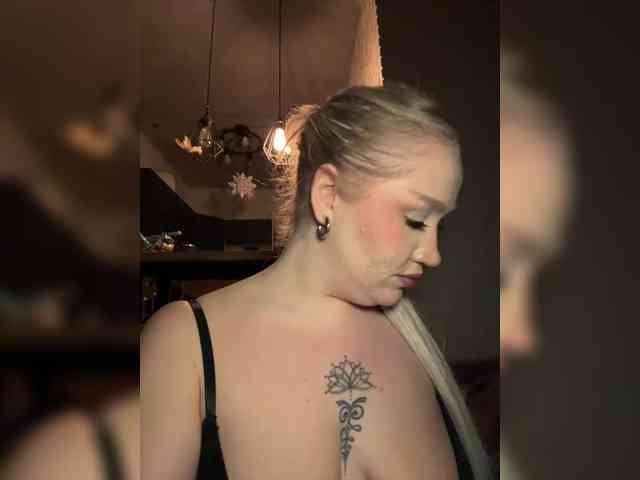 GlamorousBlonde webcam