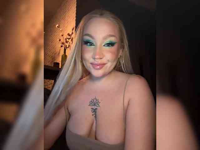 GlamorousBlonde webcam