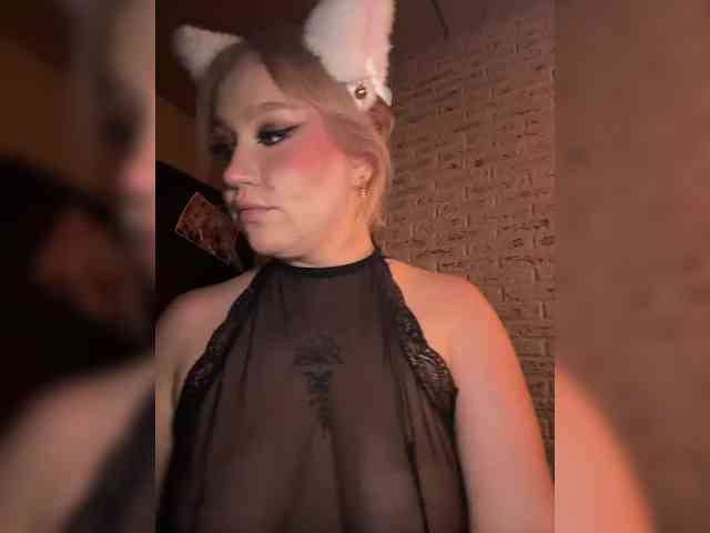 GlamorousBlonde webcam