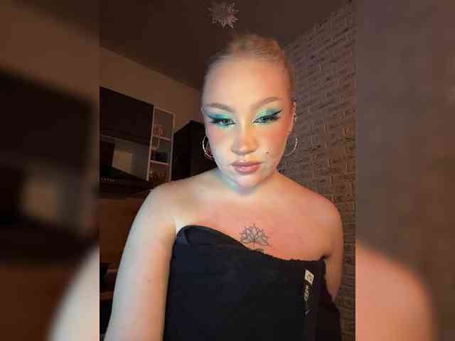 GlamorousBlonde webcam