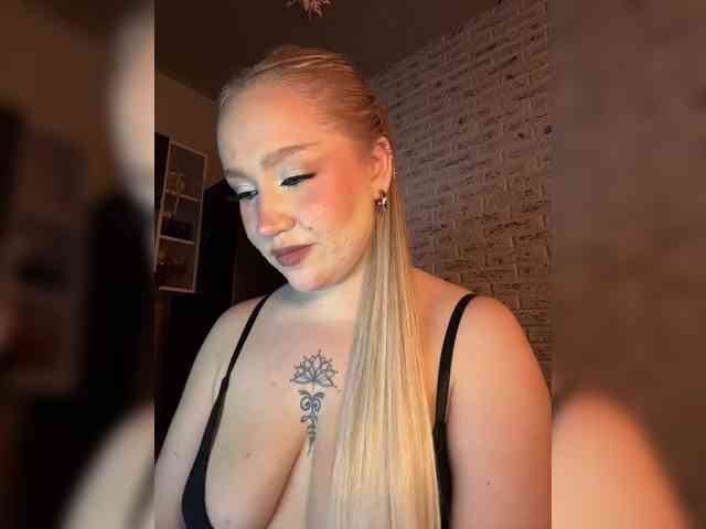 GlamorousBlonde webcam