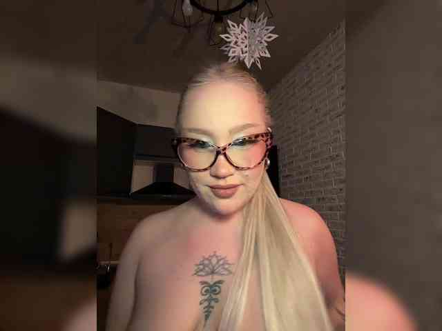 GlamorousBlonde webcam