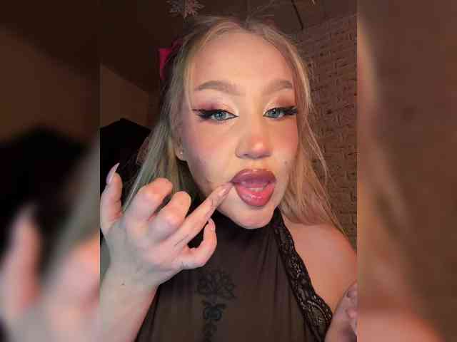 GlamorousBlonde webcam