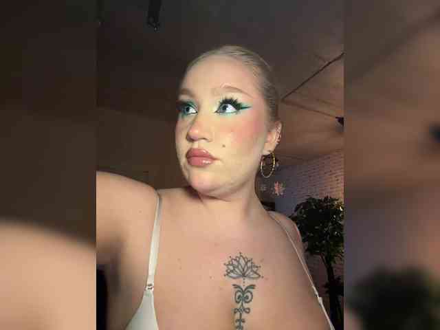 GlamorousBlonde webcam