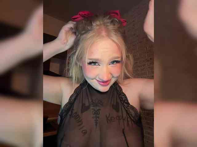 GlamorousBlonde webcam