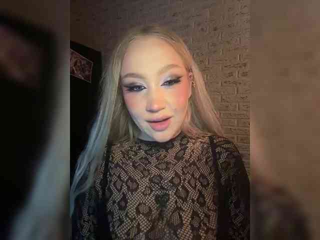 GlamorousBlonde webcam