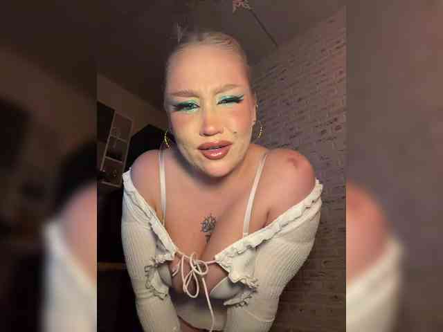 GlamorousBlonde webcam