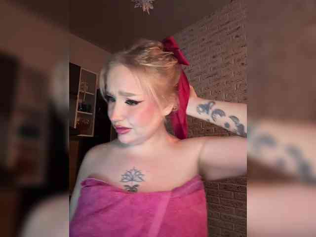 GlamorousBlonde webcam