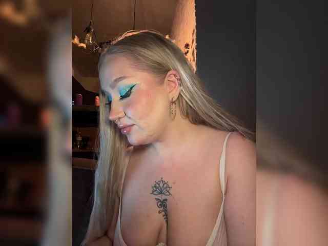 GlamorousBlonde webcam