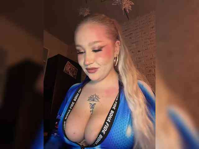 GlamorousBlonde webcam