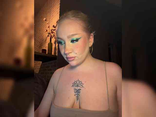 GlamorousBlonde webcam