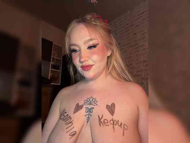 GlamorousBlonde webcam