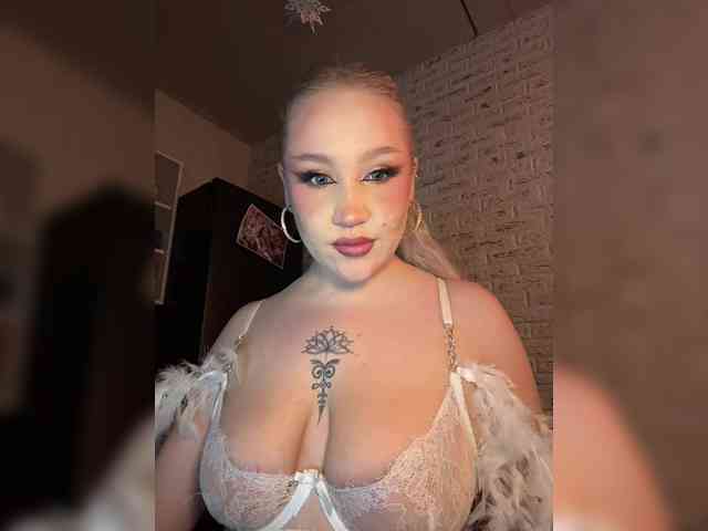 GlamorousBlonde webcam