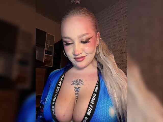 GlamorousBlonde webcam