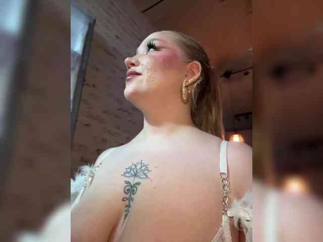 GlamorousBlonde webcam