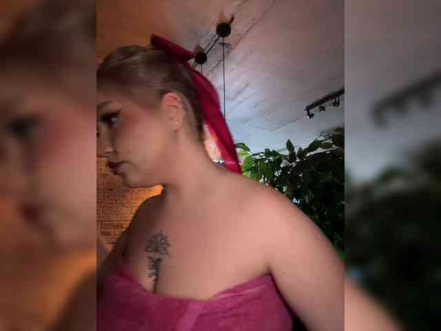 GlamorousBlonde webcam